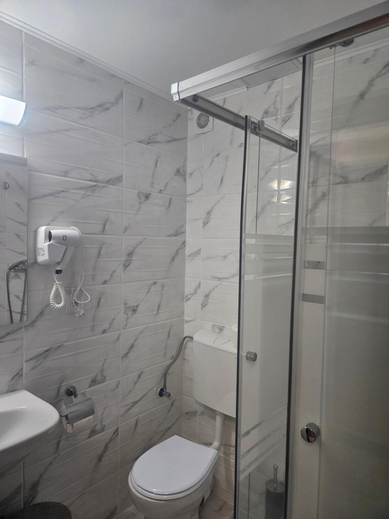 Hotel Marina 2 Bukarest Kültér fotó